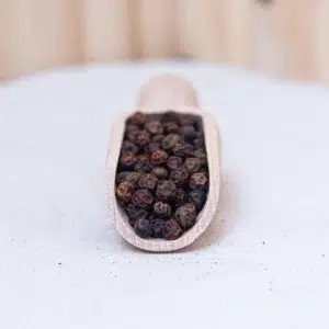 Découvrez notre poivre rouge de Kampot, une variété rare cultivée dans la région éponyme au Cambodge. Célébré pour sa saveur fruitée et légèrement sucrée, ce poivre est récolté à maturité, puis séché pour intensifier ses arômes. Ce poivre rouge d'exception offre une expérience gustative unique avec ses notes de fruits rouges et d’épices douces. Idéal pour rehausser vos plats de viandes, vos légumes grillés et vos sauces, il apporte une complexité de saveur qui ravira les amateurs de gastronomie. Ajoutez ce poivre rouge de Kampot à vos recettes pour une touche d'exotisme et une intensité aromatique qui transformera vos repas en véritables festins.