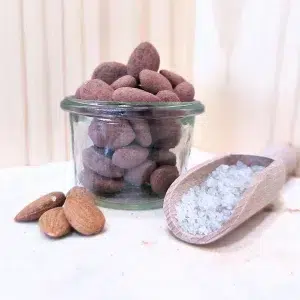 Explorez nos praliné choco et sel, une gourmandise qui marie à la perfection la richesse du chocolat onctueux avec une subtile touche de fleur de sel. Chaque praliné révèle un cœur de chocolat velouté qui fond délicatement en bouche, tandis que le léger salé du sel rehausse la douceur du cacao pour une expérience gustative sophistiquée et équilibrée. Ce mélange harmonieux entre le chocolat riche et le sel raffiné crée une symphonie de saveurs qui éveillera vos sens à chaque bouchée. Que ce soit pour un moment de plaisir après un repas, une pause gourmande ou pour accompagner une tasse de café, ce praliné choco et sel est l'option idéale pour les amateurs de chocolat en quête de nouvelles sensations. Offrez vous cette douceur irrésistible qui combine élégance et plaisir.