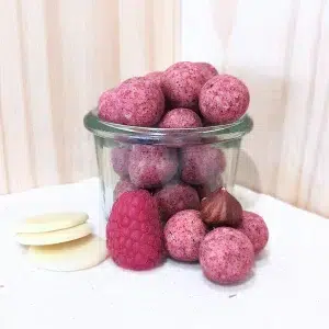 Découvrez nos praliné choco framboise, une véritable fête pour les papilles alliant le chocolat onctueux à la framboise acidulée. Chaque bouchée vous plonge dans une expérience gustative raffinée où la richesse du chocolat se mêle harmonieusement à la fraîcheur fruitée des framboises. Le praliné, avec sa texture lisse et fondante, révèle des couches de saveurs équilibrées entre le chocolat doux et crémeux et le goût vivifiant de la framboise. Ce mélange audacieux et sophistiqué est idéal pour un moment de gourmandise, que ce soit en dessert, en en-cas ou pour accompagner un café. Offrez vous une évasion sensorielle avec ce praliné choco framboise, parfait pour les amateurs de chocolat et les passionnés de fruits.