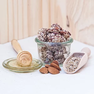 Explorez notre praliné amande sésame miel, une fusion exquise d’amandes croquantes, de graines de sésame et de miel doux. Chaque bouchée de ce délice vous invite à découvrir un mélange harmonieux de textures et de saveurs. Le praliné onctueux enveloppe des amandes grillées croquantes, tandis que les graines de sésame ajoutent une touche de légèreté et de subtilité. Le miel, avec sa douceur dorée, lie le tout pour créer une expérience gustative raffinée et équilibrée. Ce praliné est parfait pour une pause gourmande ou un moment de plaisir raffiné, offrant une combinaison de douceur et de croquant qui ravira vos papilles. Idéal pour accompagner un café ou un thé, ou simplement pour se faire plaisir à tout moment de la journée.