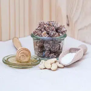 Laissez vous séduire par notre praliné cajou coco miel, une délicieuse combinaison qui marie la richesse des noix de cajou croquantes avec la douceur du miel et les flocons de coco. Chaque bouchée vous emmène en voyage avec le croquant des noix de cajou parfaitement enrobées dans un mélange de miel doré et de flocons de coco légers. Le résultat est un praliné à la texture à la fois crémeuse et croquante, offrant un équilibre parfait entre la douceur du miel, la richesse des noix de cajou et le goût exotique de la noix de coco. Ce praliné est idéal pour une pause gourmande ou un moment de plaisir raffiné, apportant une touche d'exotisme et de sophistication à vos moments de détente.