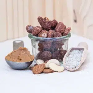 Appréciez notre praliné duo caramel sel, une véritable douceur raffinée qui combine à merveille le caramel fondant avec une subtile touche de fleur de sel. Ce praliné est le résultat d’un équilibre parfait entre le goût riche et crémeux du caramel et le contraste légèrement salé apporté par le sel. Chaque bouchée révèle une texture onctueuse et veloutée, offrant une expérience gustative à la fois douce et intense. La douceur du caramel se mêle harmonieusement aux nuances salées, créant un mélange de saveurs qui ravira vos papilles. Parfait pour un moment de plaisir après un repas ou pour une petite douceur durant votre journée, ce praliné duo caramel sel est un véritable régal pour les amateurs de sucré-salé.