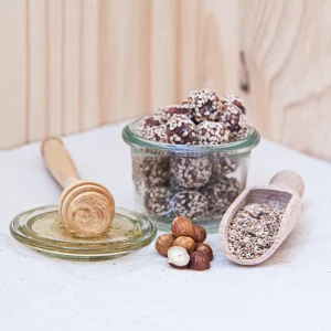 Savourez nos praliné noisette sésame miel, une gourmandise où le croquant des noisettes se marie à la douceur du miel et à la texture légèrement croquante du sésame. Chaque bouchée vous offre un mélange harmonieux de saveurs, alliant le goût riche des noisettes, le miel onctueux et le sésame croquant. Parfait pour une pause gourmande ou pour ajouter une touche de douceur à vos moments de détente, ce praliné est une délicieuse expérience sucrée qui ravira vos papilles. Idéal pour toutes les occasions, ce praliné noisette sésame combine des ingrédients de qualité pour une indulgence raffinée et savoureuse.