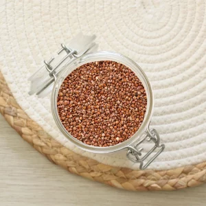 Explorez notre quinoa rouge, une variété vibrante et nutritive de cette graine ancienne. Avec sa couleur riche et son goût légèrement terreux, notre quinoa de qualité supérieure est un choix délicieux pour agrémenter vos plats. Parfait pour les salades, les bols de céréales ou comme accompagnement, il apporte une texture unique et une saveur distincte à vos recettes. Facile à cuisiner et naturellement sans gluten, il est une excellente source de protéines et de fibres. Ajoutez le à votre alimentation pour des repas sains et équilibrés. Optez pour notre quinoa rouge pour une touche de couleur et de nutrition dans vos plats quotidiens.