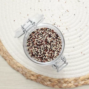 Explorez notre trio de quinoa, une harmonie de trois variétés de quinoa offrant une diversité de textures et de saveurs. Composé de quinoa blanc, rouge et noir, ce mélange polyvalent ajoute une dimension riche à vos plats. Le quinoa blanc apporte une texture légère et moelleuse, le quinoa rouge ajoute une saveur légèrement terreuse et une couleur vive, et le quinoa noir enrichit vos recettes avec son goût plus prononcé et sa texture croquante. Ce trio de quinoa est parfait pour des salades, des plats chauds ou des accompagnements. Ajoutez notre trio de quinoa à votre alimentation pour un repas équilibré et varié. Optez pour ce mélange pour des plats savoureux et colorés.