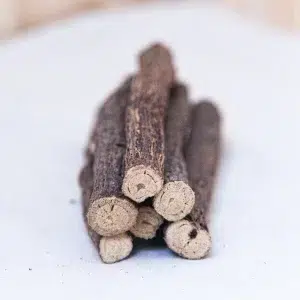 Explorez notre réglisse en bâton, une friandise aromatique qui offre une saveur sucrée et légèrement anisée. Récoltée avec soin, ce bâton de réglisse est parfait pour être mâché directement ou infusé dans des boissons chaudes. Sa douceur intense et son goût subtilement épicé apportent une note réconfortante à vos moments de détente. En plus de sa saveur agréable, la réglisse est également connue pour ses propriétés apaisantes et son effet bénéfique sur la gorge. Ajoutez un morceau de ce bâton à votre thé ou à votre tisane pour une infusion parfumée, ou savourez le comme un en-cas gourmand. Découvrez le plaisir d’une saveur authentique avec notre réglisse de qualité supérieure.