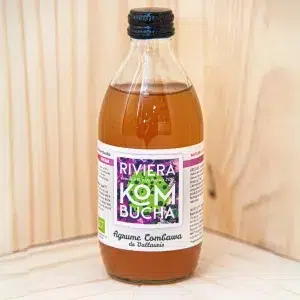 Riviera Kombucha Combawa vous offre une boisson de thé fermenté alliant le kombucha traditionnel à l'exotisme du combawa. Ce kombucha non filtré et non pasteurisé est infusé avec, un agrume rare et parfumé. Offrant une saveur acidulée et une profondeur aromatique unique. Riche en probiotiques actifs, ce kombucha favorise la digestion et le bien-être intestinal, tout en vous offrant une expérience gustative rafraîchissante et originale. Chaque gorgée vous permet de découvrir un mélange fascinant de saveurs exotiques, parfait pour une pause revitalisante ou pour découvrir de nouvelles sensations gustatives.
