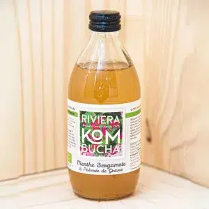 Riviera Kombucha Menthe vous propose une boisson de thé fermenté qui allie les bienfaits du kombucha à la fraîcheur de la menthe. Ce kombucha non filtré et non pasteurisé est riche en probiotiques actifs, favorisant la santé digestive et le bien-être général. Infusé avec des feuilles de menthe fraîches, il offre une saveur rafraîchissante et une expérience gustative vivifiante. Chaque gorgée de ce kombucha vous procure une sensation de fraîcheur et une touche de légèreté, tout en soutenant un mode de vie sain grâce à ses propriétés détoxifiantes et antioxydantes. Parfait pour ceux qui cherchent une boisson à la fois savoureuse et bénéfique pour leur microbiote intestinal, ce kombucha est un excellent choix pour une pause revitalisante.
