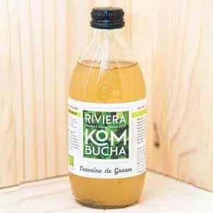 Riviera Kombucha Verveine vous propose une boisson de thé fermenté à la verveine, offrant une expérience de fraîcheur et de bien-être. Ce kombucha est préparé avec soin, en utilisant des feuilles de verveine pour infuser une saveur délicate et légèrement citronnée dans chaque bouteille. Non filtré et non pasteurisé, ce kombucha conserve tous ses bienfaits probiotiques, favorisant une bonne digestion et un équilibre intestinal. La verveine ajoute une note apaisante et rafraîchissante, idéale pour une pause détente ou pour conclure une journée en douceur. Ce kombucha est une excellente option pour ceux qui cherchent une boisson bénéfique pour la santé.