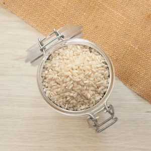 Découvrez notre riz arborio blanc, une variété de riz prisée pour sa texture crémeuse et son absorption parfaite des arômes. Cultivé avec soin en Italie, ce riz est l’ingrédient idéal pour préparer des risottos riches et onctueux qui raviront vos papilles. Sa texture unique permet d’absorber les saveurs des bouillons et des ingrédients, tout en libérant de l’amidon pour une consistance crémeuse parfaite. Vous pouvez également l'utiliser pour créer des plats variés comme des soupes épaisses ou des desserts crémeux. Découvrez comment ce riz arborio blanc peut transformer vos repas en une expérience culinaire raffinée et délicieuse.