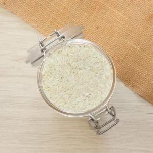 Découvrez notre riz basmati blanc, une variété de riz aromatique renommée pour sa fragrance délicate et sa texture légère. Cultivé avec soin dans les régions montagneuses de l’Inde et du Pakistan, ce riz offre une expérience culinaire exceptionnelle. Ce riz de haute qualité est parfait pour accompagner vos plats de curry, vos légumes sautés ou pour préparer un biryani savoureux. Sa cuisson est facile et il devient tendre tout en restant séparé et léger. Ajoutez le à vos recettes pour un goût authentique et une texture parfaite. Optez pour ce riz basmati blanc pour des repas raffinés et pleins de saveurs.