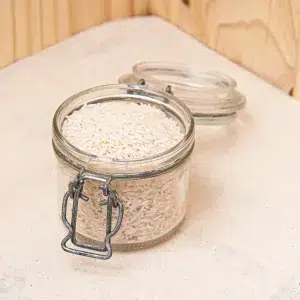 Découvrez notre riz long blanc thaï, une variété prisée pour sa texture légère et son parfum délicat. Cultivé dans les rizières verdoyantes de Thaïlande, ce riz offre une expérience culinaire authentique pour préparer des plats savoureux et raffinés. Sa texture tendre et aérée en fait le choix parfait pour accompagner vos plats thaïlandais traditionnels, ainsi que pour les recettes internationales. Que vous prépariez un curry, une salade ou un plat de légumes sautés, il apportera une touche d’élégance et de saveur à vos repas. Découvrez comment notre riz long blanc thaï peut transformer vos recettes en véritables délices gastronomiques.