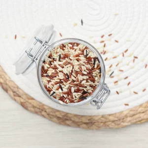 Explorez notre mélange de riz trio, une symphonie de saveurs et de textures réunissant le riz blanc, rouge et sauvage. Ce mélange unique offre une expérience culinaire diversifiée et raffinée pour vos repas quotidiens ou vos occasions spéciales. Le riz blanc apporte une base douce et légère, le riz rouge ajoute une touche légèrement nutty et le riz sauvage apporte un croquant savoureux. Ce mélange polyvalent est idéal pour accompagner vos plats, enrichir vos salades, ou comme base pour des plats principaux créatifs. Découvrez comment notre mélange de riz trio peut transformer vos recettes en une aventure gastronomique pleine de variété et de saveurs.