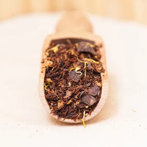 Plongez dans l'invitation irrésistible de notre rooibos cacao, une infusion gourmande qui réveille les souvenirs des doux goûters de l'enfance avec ses notes délicates de fèves de cacao. Cette infusion vous enveloppe d’une richesse chocolatée subtilement équilibrée par la douceur naturellement sucrée du rooibos. Chaque tasse offre un voyage sensoriel réconfortant, où le parfum envoûtant du cacao se mêle à la chaleur pour créer une expérience de dégustation chaleureuse et agréable. Savourez un moment de nostalgie et de plaisir avec ce rooibos cacao, parfait pour une pause détente ou un moment de gourmandise.