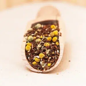 Laissez vous transporter par notre rooibos camomille, une infusion apaisante qui fusionne avec harmonie, la camomille et des notes subtiles de fleurs de coquelicot. Ce mélange délicat offre une expérience de dégustation douce et réconfortante, où les saveurs naturelles se mêlent à la douceur florale de la camomille et à la touche légère des fleurs de coquelicot. Chaque tasse vous invite à un moment de calme et de sérénité, parfait pour une pause détente à tout moment de la journée. Laissez vous envoûter par ce rooibos camomille, une infusion qui allie le bien-être et le plaisir de chaque gorgée.