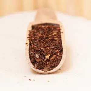 Succombez à notre rooibos cannelle, une infusion envoûtante où la chaleur de la cannelle rencontre la douceur ensoleillée.. Ce mélange harmonieux est agrémenté d’une légère touche d’orange, ajoutant une note fruitée subtile et vivifiante. La cannelle, avec son épice douce et réconfortante, se marie parfaitement avec le goût naturellement sucré, créant une expérience gustative équilibrée et agréable. La touche d’orange enrichit le parfum de cette infusion, offrant un contraste subtil et rafraîchissant. Idéal pour un moment de détente, ce rooibos cannelle vous invite à vous relaxer et à savourer chaque gorgée d'une boisson à la fois douce et savoureuse.