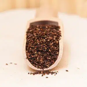 Plongez dans l'univers du rooibos Honeybush, récolté du buisson à miel en Afrique du Sud. Célébré pour sa saveur douce et son caractère parfumé, ce rooibos sans caféine est l'allié idéal pour une pause détente. Ses feuilles libèrent une infusion au goût naturellement sucré, offrant des arômes délicats qui évoquent les vastes paysages ensoleillés d'Afrique du Sud. Chaque tasse vous invite à savourer un moment de tranquillité, avec une boisson chaleureuse et réconfortante. Que ce soit pour débuter votre journée ou pour une pause en après-midi, laissez vous emporter par le plaisir authentique et apaisant de ce rooibos Honeybush.