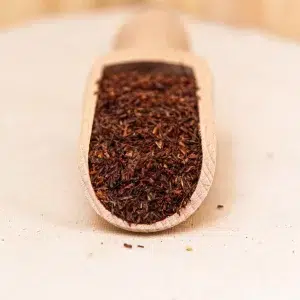 Laissez vous transporter dans la tradition sud-africaine avec notre rooibos rouge. Une boisson sans théine aux notes sucrées et fruitées qui promet une expérience désaltérante unique. Ce rooibos d'exception vous invite à savourer une tasse riche en arômes naturels, où la douceur du goût et les nuances fruitées se combinent pour offrir un moment de plaisir authentique. Sa couleur rouge profond et son goût délicat en font une infusion parfaite pour une pause agréable à tout moment de la journée. Découvrez un instant de détente et de rafraîchissement avec chaque gorgée de ce rooibos rouge sud-africain aux qualités incomparables.