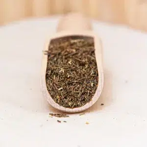 Récolté avec beaucoup de soin, ce délicieux rooibos vert dévoile des notes végétales subtiles et une douceur naturelle. Ce thé sans caféine est parfait pour une pause apaisante à tout moment de la journée. Sa couleur verdoyante et son goût délicat vous invitent à une expérience de dégustation raffinée et sereine. Chaque tasse de notre rooibos vert est une ode à la qualité des ingrédients et à la tradition des infusions sud-africaines. Profitez de ce moment de détente pour découvrir une boisson à la fois douce, rafraîchissante et pleine de bienfaits.