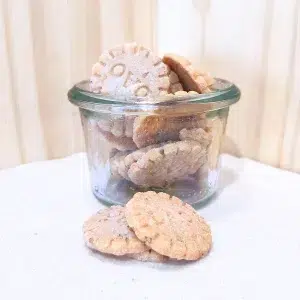 Nos sablés apéro comté sont une fusion parfaite entre la légèreté friable du sablé et la richesse aromatique du Comté. Chaque biscuit révèle une texture délicatement croustillante qui se marie merveilleusement bien avec le goût prononcé et savoureux du Comté. Fabriqués avec des ingrédients de haute qualité, ces sablés sont un véritable régal pour les amateurs de fromage, offrant une expérience gustative raffinée à chaque bouchée. Le Comté, avec son caractère légèrement fruité et sa profondeur de saveur, apporte une touche de sophistication à cet apéritif. Idéal pour vos moments de convivialité, ces sablés apéro comté sont parfaits pour accompagner un verre de vin ou pour être dégustés seuls. Savourez ce délice authentique et raffiné qui éveille les papilles et ravit les amateurs de bonne cuisine.