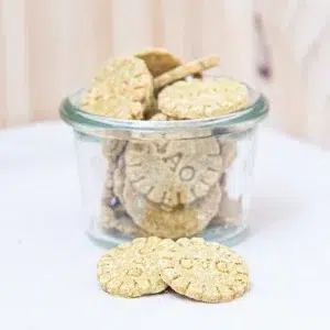 Offrez à vos papilles un voyage exotique avec nos sablés apéro curry. Ces petites délices sont conçus pour éveiller vos sens avec une texture fondante et croustillante à la fois. La douceur du sablé se marie parfaitement avec les notes épicées et parfumées du curry, créant une expérience sensorielle unique et envoûtante. Chaque bouchée vous transporte vers des horizons lointains grâce à l’équilibre subtil entre la richesse du curry et le croquant du biscuit. Parfaits pour un apéritif raffiné ou pour ajouter une touche de saveur originale à vos moments de convivialité, ces sablés apéro curry sont une invitation au plaisir gustatif.