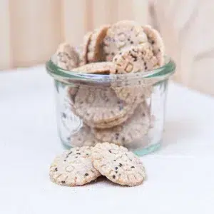 Appréciez l'élégance italienne avec nos sablés apéro parmesan, une véritable gourmandise qui ravira vos papilles. Ces petits délices offrent une texture délicate et friable, parfaitement équilibrée par la saveur intense et légèrement piquante du parmesan. Chaque bouchée vous transporte au cœur de l’Italie, où le fromage authentique se mêle à la perfection à une pâte savoureuse et croustillante. Ces sablés apéro parmesan, faits avec soin, transforment chaque moment en une expérience de pur plaisir culinaire. Idéals pour accompagner vos apéritifs, ils ajoutent une touche de sophistication à vos soirées, vous invitant à savourer des instants de convivialité et de raffinement.