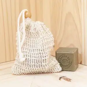 Optez pour notre sac à savon en sisal, une solution idéale pour recycler vos miettes de savon et réduire les déchets. Fabriqué à 100% en sisal, une fibre naturelle résistante issue de la plante d'agave, ce sac offre une expérience de lavage douce et exfoliante. En utilisant ce sac, vous contribuez à une démarche zéro déchet tout en bénéficiant d’un accessoire pratique et durable. Ce sac à savon en sisal est parfait pour maximiser l'utilisation de vos produits de savon, tout en prenant soin de votre peau. Un choix responsable pour un quotidien plus respectueux de l'environnement.