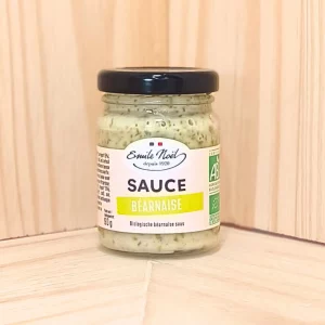 Découvrez notre sauce béarnaise, un incontournable de la cuisine française qui sublime vos plats avec son goût riche et onctueux. Préparée avec soin, elle marie à la perfection le jaune d'œuf, l'échalote et le cerfeuil pour une saveur délicate et raffinée. Idéale pour accompagner vos viandes grillées, steaks, poissons ou légumes. Elle apporte une touche de sophistication à chaque bouchée. Sans additifs ni conservateurs, elle est élaborée à partir d'ingrédients naturels de haute qualité, vous garantissant une expérience culinaire authentique. Prête à l'emploi, elle est facile et rapide à utiliser, vous permettant de profiter d'un goût exceptionnel sans effort. Offrez à vos repas une note gourmande et élégante avec notre sauce béarnaise, et savourez le meilleur de la tradition française.