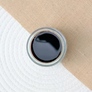 Notre sauce soja tamari, originaire d'Asie, est fabriquée à partir de soja fermenté. Offrant une alternative savoureuse à la sauce shoyu traditionnelle. Son goût intense et prononcé, résultant d'une fermentation longue et soignée, en fait un condiment idéal pour enrichir vos plats asiatiques. Utilisez la pour assaisonner vos légumes sautés, mariner vos viandes ou simplement ajouter une touche umami à vos soupes, sauces et vos plats. Avec notre sauce soja tamari, découvrez la richesse et la profondeur des arômes asiatiques. Pour une expérience culinaire authentique et délicieuse à chaque repas.