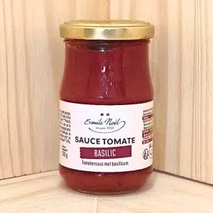Découvrez notre sauce tomate basilic, une symphonie de saveurs méditerranéennes qui enchantera vos papilles. Préparée avec des tomates juteuses et mûries au soleil. Cette sauce est délicatement parfumée au basilic frais pour une expérience gustative authentique et aromatique. Idéale pour accompagner vos pâtes, pizzas, légumes grillés ou plats de viande. Elle apporte une touche de fraîcheur et de soleil à vos repas. Sans additifs ni conservateurs, elle est élaborée avec des ingrédients naturels de première qualité, vous garantissant un goût pur et naturel. Facile à réchauffer, elle est prête à l'emploi pour sublimer vos créations culinaires en un instant. Offrez à vos repas une touche de Méditerranée avec notre sauce tomate basilic, et faites de chaque bouchée un moment de plaisir authentique.
