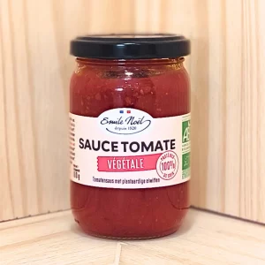 Découvrez notre sauce tomate végétale, une délicieuse option végétarienne qui sublime vos plats avec des saveurs authentiques et naturelles. Préparée à partir de tomates mûries au soleil. Notre sauce est enrichie d'un mélange savoureux de légumes frais et d'herbes aromatiques. Idéale pour accompagner vos pâtes, riz, pizzas, et gratins. Elle apporte une touche de fraîcheur et de gourmandise à vos repas. Sans additifs ni conservateurs, elle est réalisée avec des ingrédients de première qualité, garantissant un goût pur et naturel. Facile à utiliser, elle se réchauffe en un clin d'œil, vous permettant de profiter d'un plat savoureux et équilibré en un instant. Offrez vous une expérience culinaire saine et délicieuse avec notre sauce tomate végétale, et transformez chaque repas en un moment de plaisir authentique.