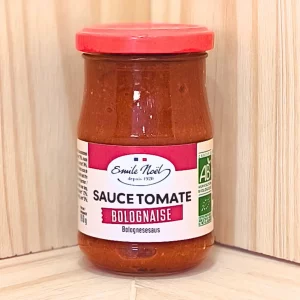 Découvrez notre sauce tomate bolognaise, une véritable invitation à la tradition italienne. Nous préparons cette sauce avec des tomates mûries au soleil, du bœuf haché de qualité supérieure et des légumes frais. Nous la mijotons lentement pour développer des saveurs riches et authentiques. Parfaite pour accompagner vos pâtes, lasagnes, ou gratins, elle apporte une touche de convivialité et de gourmandise à chaque repas. Sans additifs ni conservateurs, nous l'élaborons à partir d'ingrédients naturels soigneusement sélectionnés, vous garantissant un goût pur et savoureux. Facile à utiliser, elle se réchauffe rapidement, vous permettant de préparer un repas délicieux et réconfortant en un instant. Offrez à votre table une expérience culinaire authentique avec notre sauce tomate bolognaise, et savourez la richesse d'une recette traditionnelle italienne.