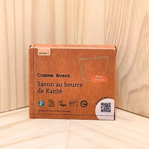 Explorez notre savon au beurre de karité, spécialement conçu pour ses propriétés nourrissantes et hydratantes. Ce savon riche en beurre de karité et en huile de coco offre une mousse onctueuse et une hydratation en profondeur, adaptée aux peaux normales. Il peut être utilisé sur le visage et le corps, procurant un nettoyage doux et respectueux de votre peau. Sa formulation permet de maintenir une peau douce et souple, tout en assurant une mousse abondante et une durée de vie prolongée du savon. Ce produit est idéal pour une routine de soin quotidienne alliant efficacité et douceur.