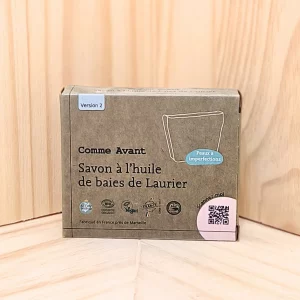 Découvrez notre savon huile baie laurier saponifié à froid, un produit de soin doux et naturel pour tous les types de peau, y compris les plus sensibles comme celle des bébés. Conçu avec une base entièrement constituée d'huile d'olive biologique, ce savon bénéficie d'un surgras de 7%, offrant ainsi une hydratation et une douceur exceptionnelles. Grâce à sa formulation enrichie en huile de baie de laurier, il purifie la peau en douceur et convient parfaitement pour une utilisation quotidienne sur le visage et le corps. Ce savon huile baie laurier est idéal pour remplacer tous vos produits nettoyants, offrant un nettoyage efficace tout en respectant l'équilibre naturel de votre peau.