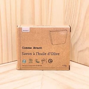 Découvrez notre savon huile olive saponifié à froid, un savon naturel doux pour tous les types de peau, y compris les plus sensibles, comme celle des bébés. Élaboré avec une base d'huile d'olive biologique, ce savon possède un surgras de 7%, garantissant une hydratation et une douceur exceptionnelles. Sa formule riche en huile d'olive permet un nettoyage en profondeur tout en respectant le film hydrolipidique de la peau. Extrêmement polyvalent, ce savon peut remplacer tous vos produits nettoyants quotidiens, offrant un soin doux et efficace pour le visage, le corps, et même pour les mains, avec une mousse onctueuse et un parfum délicat.