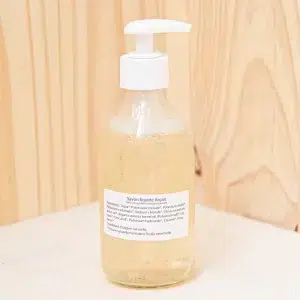 Adoptez notre savon liquide enrichi à l’huile d’argan bio et parfumé à l’huile essentielle d’orange douce pour une expérience de soin luxueuse. Ce savon liquide combine l’huile d’argan bio, riche en acides gras essentiels, avec une fragrance fruitée d’orange douce pour offrir une sensation de fraîcheur et de confort. L’huile d’argan nourrit votre peau en profondeur, la laissant douce et hydratée après chaque utilisation. Son parfum envoûtant d’orange douce crée une ambiance agréable et revitalisante. Offrez vous un moment de détente et un soin efficace avec ce savon qui allie beauté et bien-être.