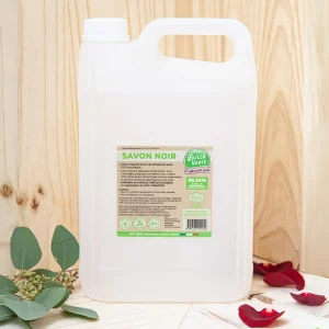 Le savon noir est un produit multi-usage qui nettoie, dégraisse et fait briller les sols. Il est souvent utilisé comme base pour créer des produits d'entretien faits maison. Ou comme traitement pour le jardinage en raison de ses propriétés bactéricides et insecticides. Formulé sans glycérine, il garantit une pureté totale dans son usage. Ce savon noir est idéal pour ceux qui cherchent une solution naturelle pour le nettoyage des sols ou le soin des plantes. Il offre une méthode efficace pour entretenir divers aspects de la maison et du jardin, en alliant performance et respect de l'environnement.