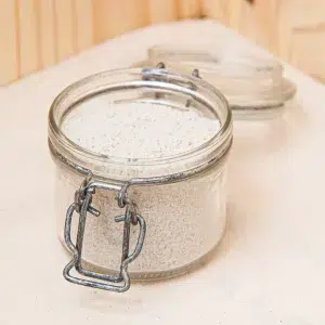 Explorez notre sel de mer fin, une précieuse récolte des profondeurs maritimes pour sublimer vos plats. Récolté avec soin, il offre une texture délicate et une saveur pure qui rehausse naturellement vos créations culinaires. Sa finesse permet de l’incorporer facilement dans toutes vos recettes, qu’il s’agisse de plats chauds ou de finitions délicates. Parfait pour assaisonner vos viandes, poissons, légumes ou soupes, il se distingue par son goût authentique et sa qualité exceptionnelle. Utilisez-le pour ajouter une touche de finesse et de saveur à chaque bouchée. Optez pour notre sel de mer fin pour une cuisine raffinée et savoureuse.