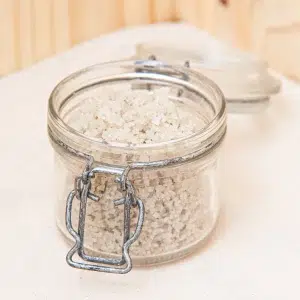 Découvrez notre gros sel de mer, une cristallisation naturelle venue des océans pour apporter une texture croquante à vos plats. Il présente une granulométrie plus importante, idéale pour le salage à la volée ou la cuisson de vos recettes. Sa texture unique et son goût pur ajoutent une touche finale parfaite à vos viandes, poissons et légumes. Utilisez le pour relever vos plats ou en finition sur vos créations culinaires. Sa richesse minérale et son origine naturelle en font un choix sain et authentique. Ajoutez le gros sel de mer à votre cuisine pour une touche croquante et savoureuse dans chaque bouchée.