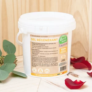 Le sel régénérant sous forme de pastilles est une solution efficace pour lutter contre les dépôts de calcaire dans le lave-vaisselle. Sa dissolution lente assure une action durable et économique, maintenant la performance de votre appareil pour une vaisselle impeccable. Ce produit est spécialement conçu pour éviter les traces et améliorer la qualité du lavage en régénérant les résines du lave-vaisselle. Il est également sûr pour les fosses septiques. Ne laisse aucun résidu dans les bacs à graisse. En intégrant ce sel régénérant, vous optimisez le fonctionnement de votre lave-vaisselle et obtenez des résultats de lavage supérieurs.