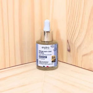 Explorez notre sérum anti-âge repulpant, une formule concentrée en acide hyaluronique naturel pour une hydratation et un effet repulpant remarquables. Ce sérum hautement efficace est spécialement conçu pour les peaux matures et lutte contre les signes de l’âge en offrant une hydratation intense et un volume redonné. Grâce à sa formulation exclusive d'actifs naturels, il aide à atténuer les rides, raffermit la peau et améliore l’élasticité. Appliquez ce sérum anti-âge quotidiennement pour un teint plus lisse, plus frais et visiblement plus jeune, en profitant d’un soin de luxe pour une peau revitalisée et éclatante.