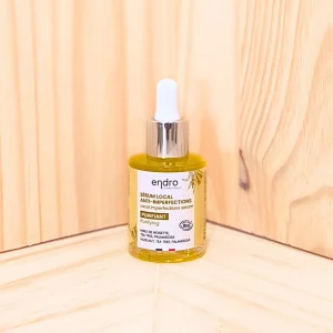 Explorez notre sérum peau grasse, spécialement formulé pour les peaux sujettes aux imperfections et à l'acné. Ce sérum concentré en actifs naturels et antibactériens cible les causes de l’acné en régulant le sébum et en resserrant les pores. Sa formule légère et non comédogène pénètre rapidement, offrant une action ciblée pour purifier la peau et réduire les imperfections. Parfait pour les peaux adolescentes ou sujettes aux poussées hormonales, ce sérum vous aide à retrouver une peau saine, équilibrée et nette. Ajoutez ce sérum peau grasse à votre routine de soin pour une peau plus claire et moins sujette aux imperfections.