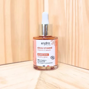 Découvrez notre sérum bonne mine, enrichi en 10% de vitamine C pure et astaxanthine pour illuminer et raviver votre teint. Ce concentré de vitamine C apporte un effet bonne mine immédiat, en colorant délicatement la peau pour un éclat instantané. Sa formule, efficace dès l’application, améliore la luminosité du teint et unifie la peau jour après jour. Ce sérum bonne mine peut être appliqué seul ou en complément de votre crème hydratante pour une peau radieuse et un teint naturellement halé.