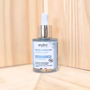 Découvrez notre sérum hydratant intensif, enrichi en 1% d'acide hyaluronique et extrait de concombre pour une hydratation en profondeur. Ce sérum naturel offre une hydratation intense pendant 48 heures, combat les tiraillements et la sécheresse, et laisse la peau confortable et repulpée. Sa texture légère pénètre rapidement, offrant un confort immédiat et un teint uniformisé. Idéal pour les peaux sèches et déshydratées, ce sérum est un allié précieux dans votre routine de soins pour une peau nourrie et éclatante de santé.