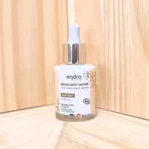 Découvrez notre sérum unifiant anti-tâches et anti-imperfections, conçu pour illuminer et uniformiser votre teint. Enrichi en 1% de Bakuchiol, macérât huileux de lys et huile de ricin, ce sérum atténue les taches pigmentaires et les marques d’imperfections tout en prévenant l’apparition de nouvelles taches. Sa formule innovante cible les irrégularités du teint et améliore l’apparence de la peau, vous offrant une peau plus homogène et éclatante. Utilisé régulièrement, ce sérum devient un allié efficace dans votre routine de soin pour un teint unifié et lumineux.