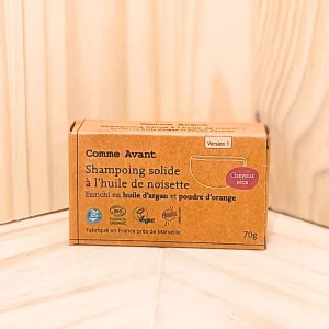 Découvrez notre shampoing huile argan solide à l'huile de noisette, conçu pour offrir un soin doux et respectueux à vos cheveux. Formulé sans sulfate, sans silicone, et sans SCI, ce shampoing utilise un tensioactif doux qui préserve votre santé et l'environnement. Sa formule enrichie en huile d'argan et huile de noisette nettoie efficacement vos cheveux tout en les nourrissant et les hydratant en profondeur. Sa texture solide, pratique et économique, mousse facilement sous l'eau, laissant vos cheveux doux, soyeux et parfaitement propres après chaque lavage. Ce shampoing huile argan est idéal pour ceux qui cherchent un produit respectueux de la planète et doux pour les cheveux, facile à utiliser pour une routine capillaire efficace.