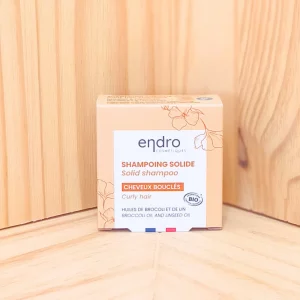Découvrez notre shampoing solide pour cheveux bouclés, spécialement formulé pour chouchouter vos boucles avec douceur et efficacité. Sa mousse légère, sans SCI, nettoie en profondeur tout en respectant les cheveux bouclés. Ce shampoing est une alternative écologique aux produits liquides, réduisant les déchets plastiques tout en offrant un soin de qualité. Enrichi en ingrédients naturels, il définit et nourrit vos boucles, leur offrant une brillance éclatante et une texture douce. Facile à utiliser et à transporter, ce shampoing solide est parfait pour intégrer dans votre routine capillaire quotidienne, offrant un soin doux et efficace pour des boucles en pleine forme.
