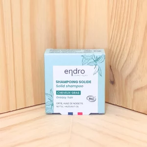 Explorez notre shampoing solide spécialement conçu pour les cheveux gras. Ce produit moussant, exempt de SCI, est une option écologique et efficace pour nettoyer vos cheveux en profondeur sans agresser le cuir chevelu. Sa formule innovante permet de réduire les déchets plastiques, chaque shampoing solide remplaçant plusieurs bouteilles de shampoing liquide. Enrichi en ingrédients naturels, il équilibre la production de sébum et laisse vos cheveux légers et propres. Ce shampoing cheveux gras solide est idéal pour ceux qui cherchent à adopter une routine capillaire plus respectueuse de l'environnement tout en offrant à leurs cheveux une solution douce et efficace pour gérer les excès de sébum.
