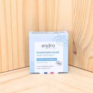 Découvrez notre shampoing solide pour cheveux normaux, conçu pour offrir un nettoyage doux et efficace. Sa formule moussante sans SCI assure un soin capillaire respectueux de l’environnement et de votre santé. Ce produit pratique et durable est une alternative idéale aux shampoings liquides, remplaçant plusieurs bouteilles et contribuant à la réduction des déchets plastiques. Enrichi en ingrédients naturels, ce shampoing nettoie en douceur et maintient l’équilibre de vos cheveux normaux. Il laisse une sensation de fraîcheur et de propreté, tout en étant facile à utiliser. Adoptez ce shampoing solide pour une routine capillaire simple, efficace et respectueuse de l’environnement.