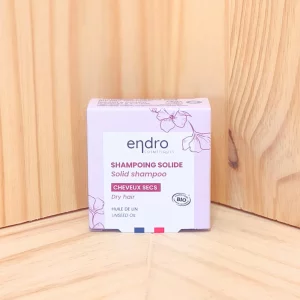 Découvrez notre shampoing solide pour cheveux secs, conçu pour apporter hydratation et douceur à vos cheveux. Sa formule moussante sans SCI est parfaite pour un nettoyage en profondeur sans assécher les cheveux. Ce produit pratique et écologique remplace plusieurs bouteilles de shampoing liquide, contribuant à la réduction des déchets plastiques. Enrichi en actifs hydratants, il nourrit vos cheveux, les laissant doux, brillants et en pleine santé. Ce shampoing solide est une excellente option pour ceux qui souhaitent une alternative durable et efficace aux shampoings traditionnels, tout en offrant un soin réparateur et hydratant pour des cheveux secs et abîmés.